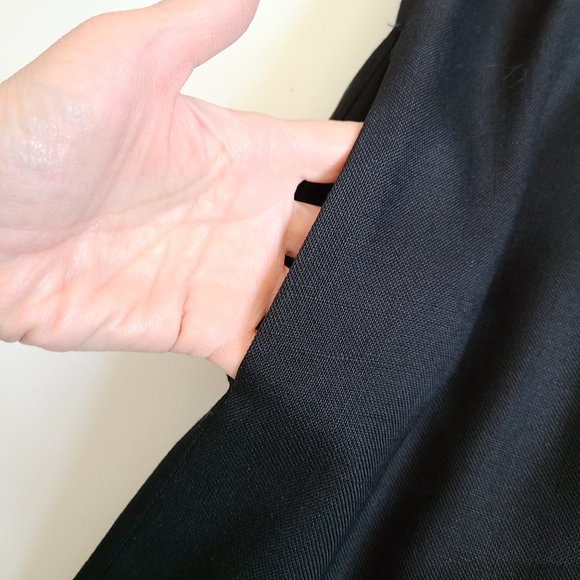 Elegant Black Dress with White Accents - Picture 7 of 13